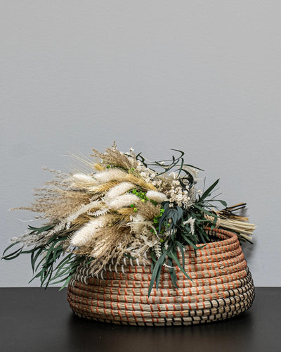 Närbild på unikt hantverk, detaljer och textur i brudbuketten Evig Kärlek