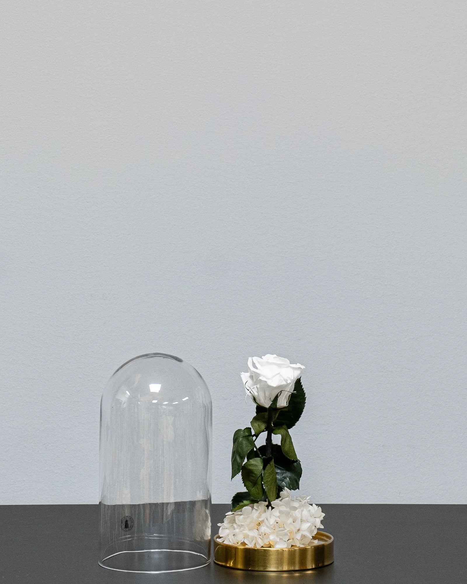 Detaljbild av Roskupa med Evighetsrosor och Hortensia