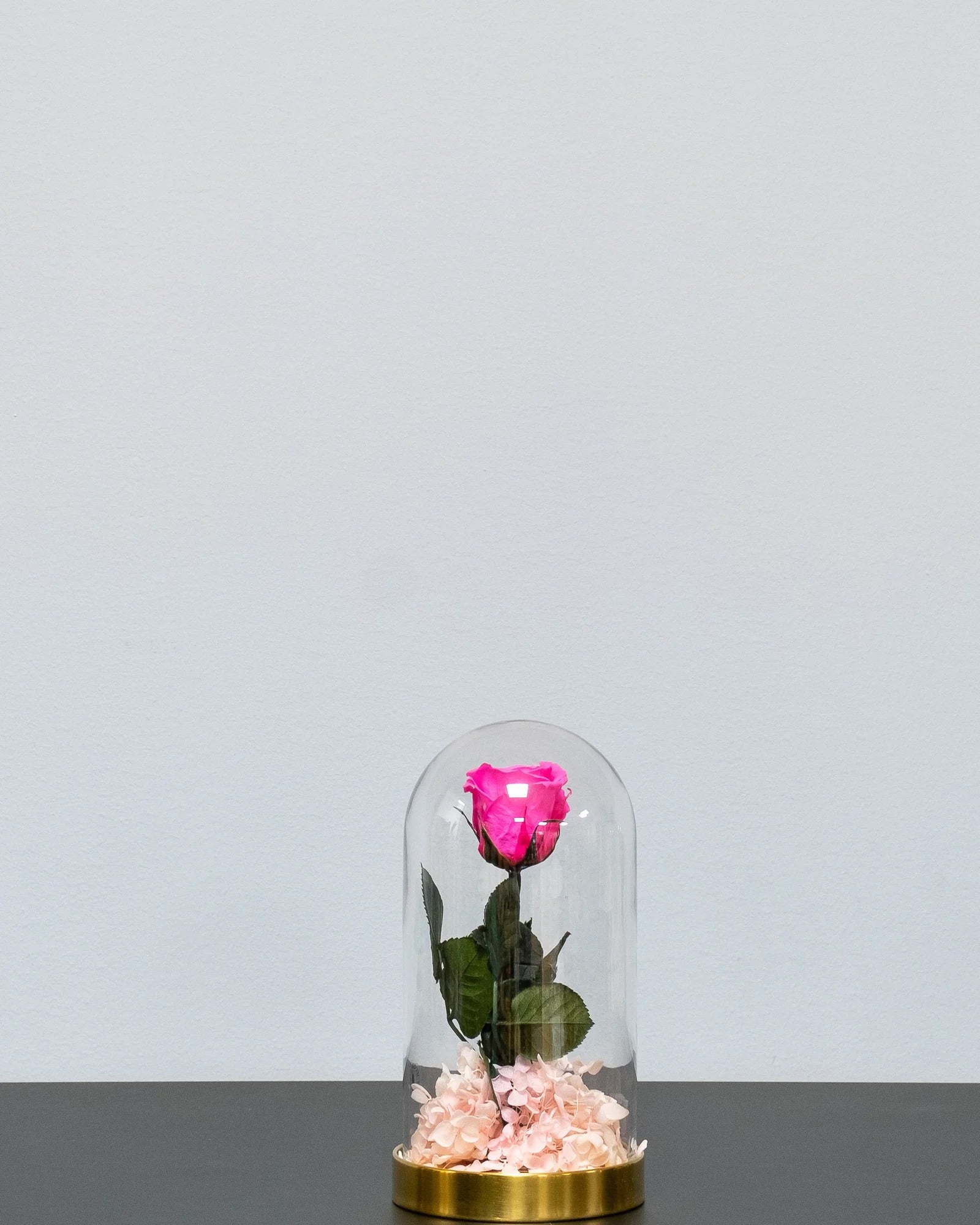 Elegant presentation av Roskupa med Evighetsrosor och Hortensia