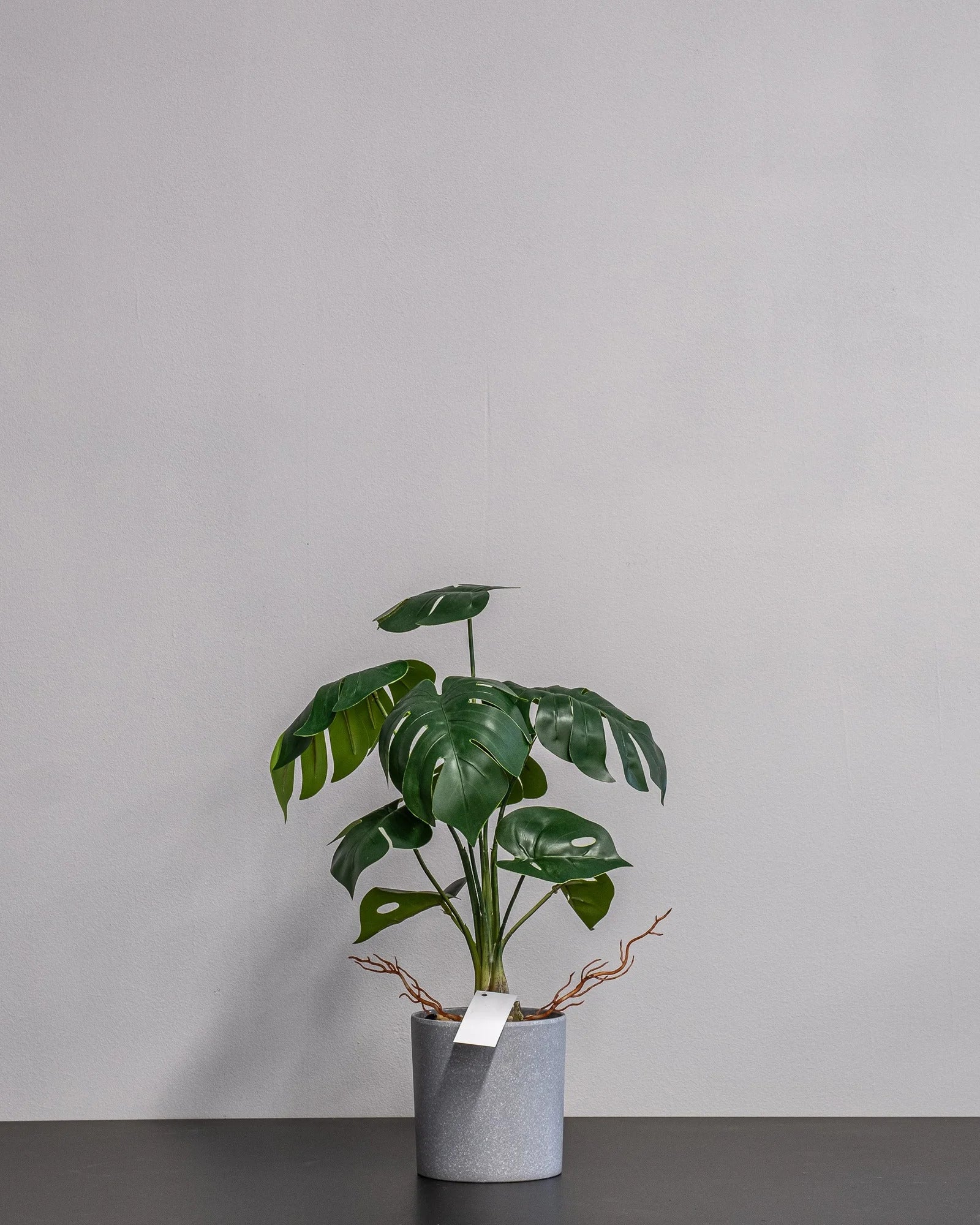 Konstgjord Monstera krukväxt i plastkruka – 45 cm som dekorativ produkt för hem och inredning