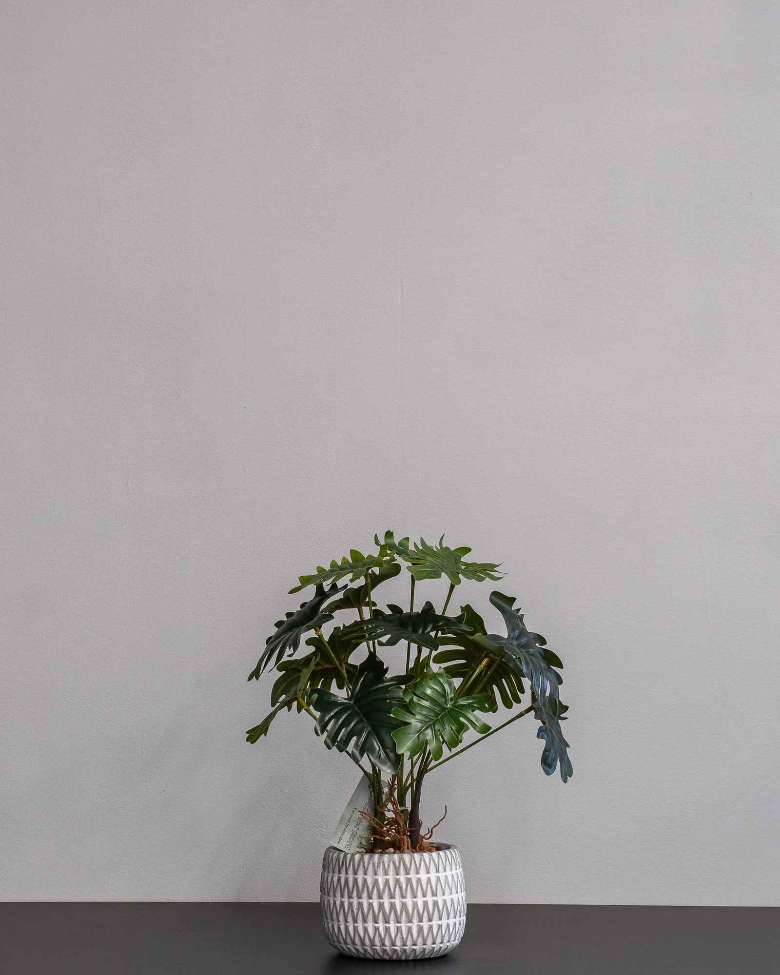 Konstgjord Filodendron krukväxt med cementkruka – 32 cm – konstgjord växt från Forever Flora
