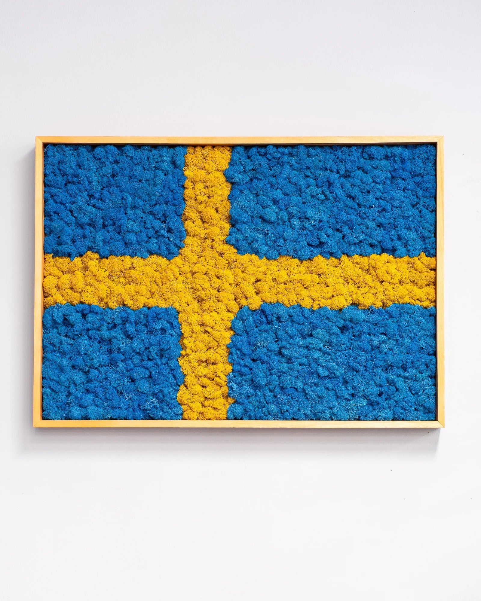Mosstavla Sverige – svensk flagga i renlav som grön väggdekoration för inomhusmiljö – 70×100 cm