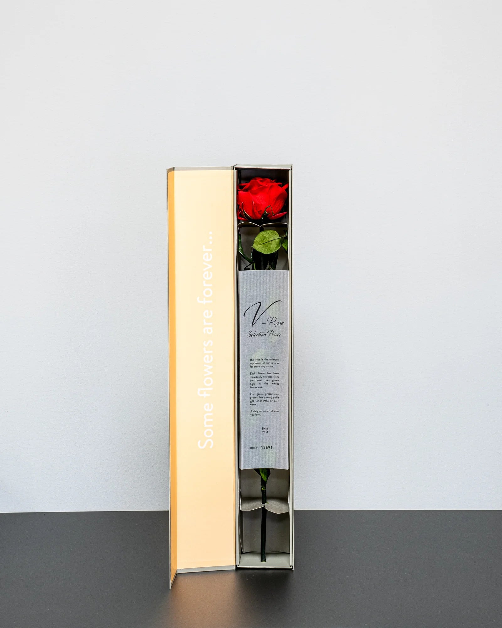 Produktvy av Singel Giftbox - V Rose med bevarade rosor