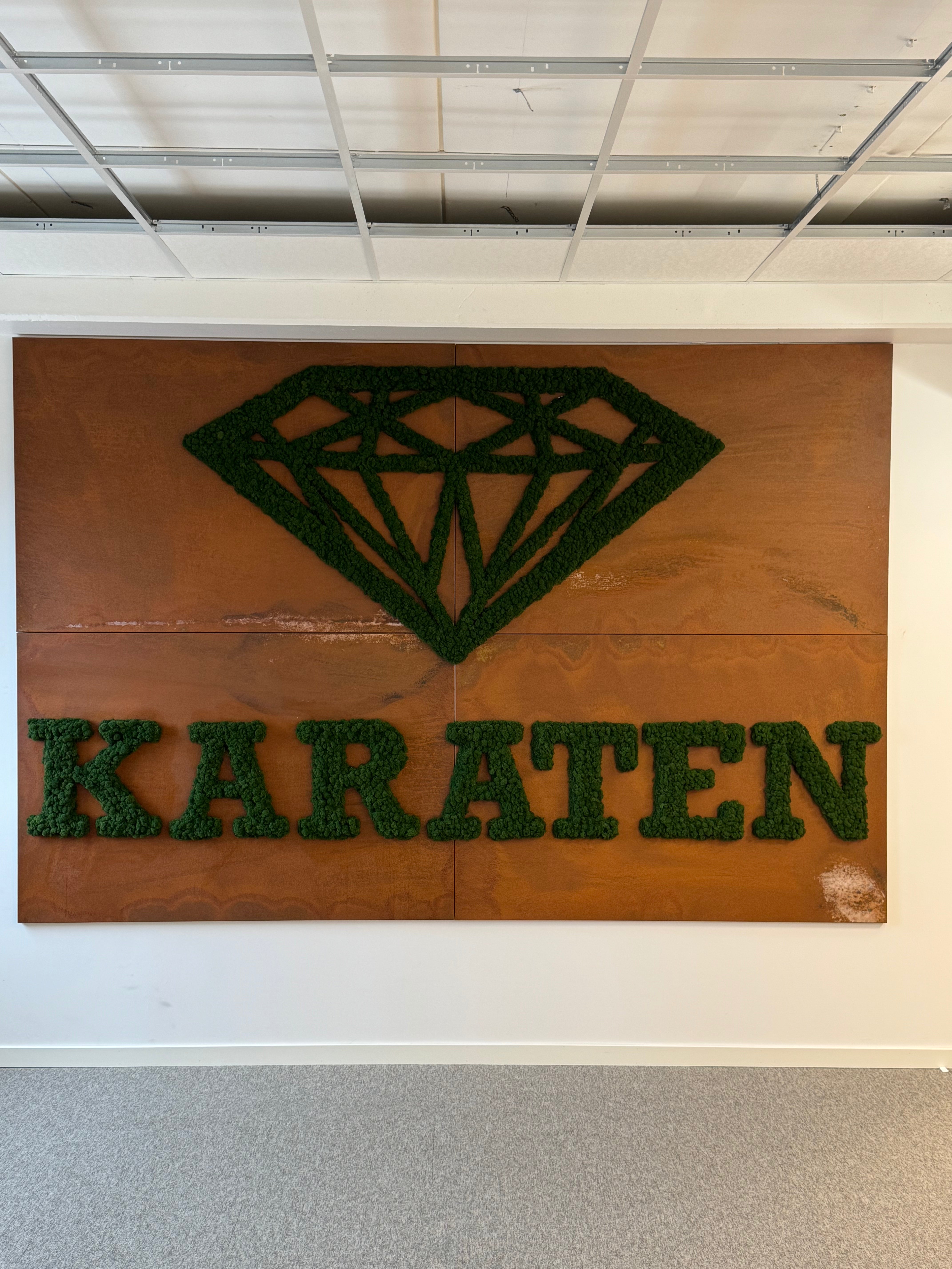 Underhållsfri moslogotyp och mossvägg av konserverad mossa för Karaten Bygg i Göteborg.