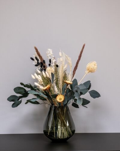 En lyxig och fyllig torkad blombukett vid namn Evighetsbukett Royal i en elegant vas som skapar en sofistikerad inredningsstil.