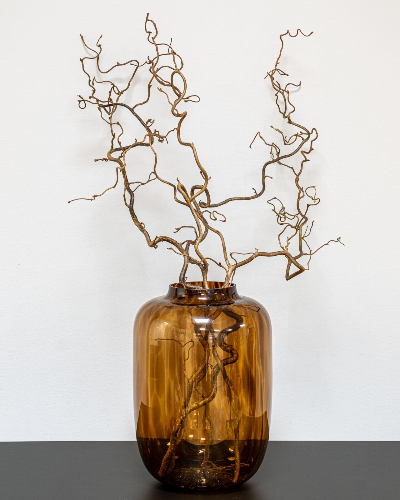 Torkade ormhasselgrenar i vas som modern påskdekoration